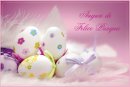 Uova pasquali dipinte su piume rosa